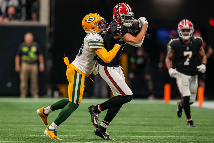 London hauls in a pass against the Green Bay Packers.